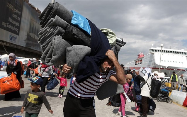 Στον Σκαραμαγκά μεταφέρονται πρόσφυγες από τον Πειραιά