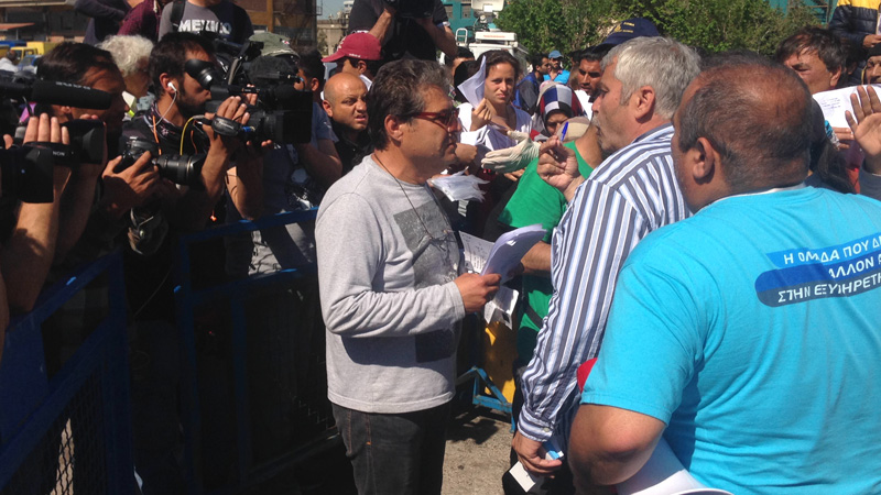 To απόλυτο χάος στον Πειραιά: MKO εμπόδισαν λεωφορεία με λαθρομετανάστες να φύγουν για τον Σκαραμαγκά  (φωτό & βίντεο) (upd)