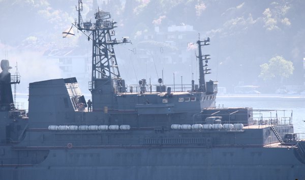 Η τουρκική Ακτοφυλακή πλησιάζει το ρωσικό αποβατικό «Μινσκ» και το πλήρωμα την περιμένει με το όπλο ανά χείρας
