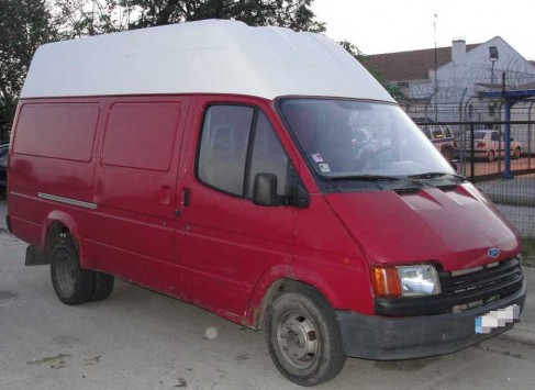 Στρίμωξε μέσα σε αυτό το βαν 28 λαθρομετανάστες