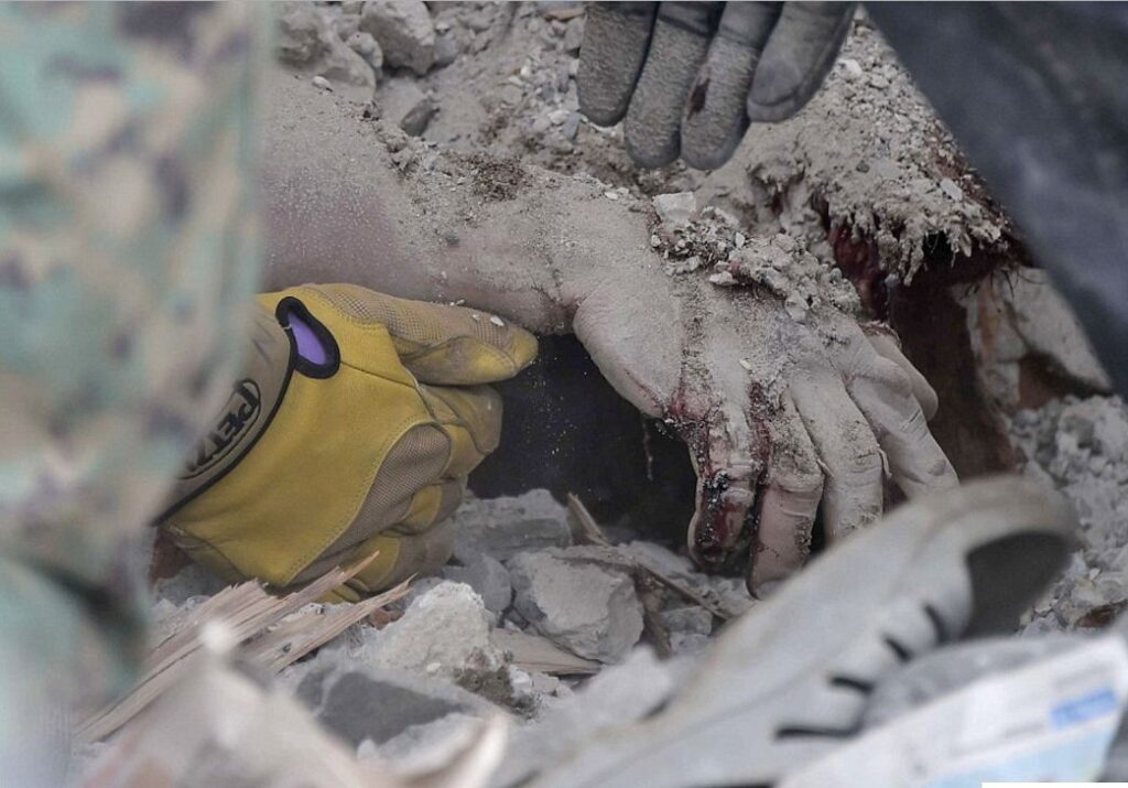 Τρομακτικό βίντεο από τα 7,8 Ρίχτερ στον Ισημερινό: Στους 272 οι νεκροί!