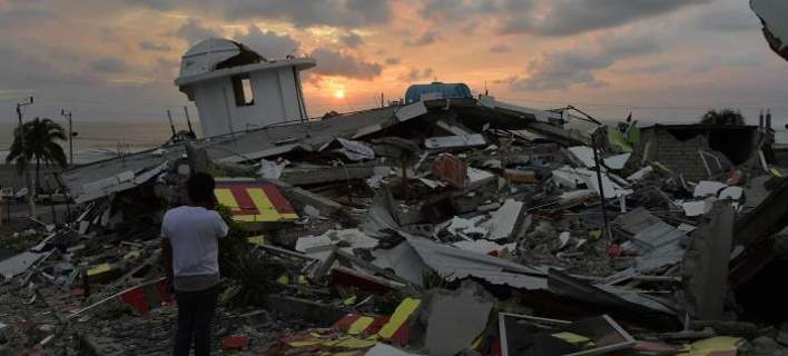 Χάος στον Ισημερινό: Στέλνουν ανθρωπιστική βοήθεια μετά τον καταστροφικό σεισμό -413 οι νεκροί (φωτό)