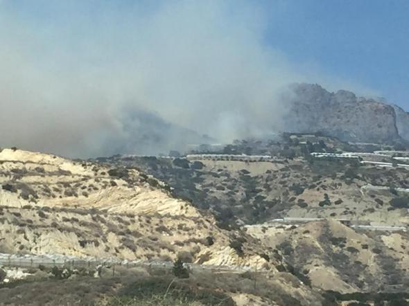Οι ισχυροί άνεμοι αναζωπύρωσαν τη φωτιά στην Ανατολή Ιεράπετρας [φωτό]