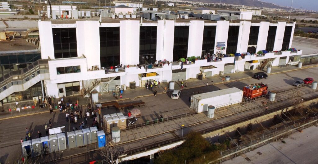 Ελληνικό: Δείτε αποκλειστικά εναέρια πλάνα από την «φαβέλα» προσφύγων και μεταναστών της παραλιακής