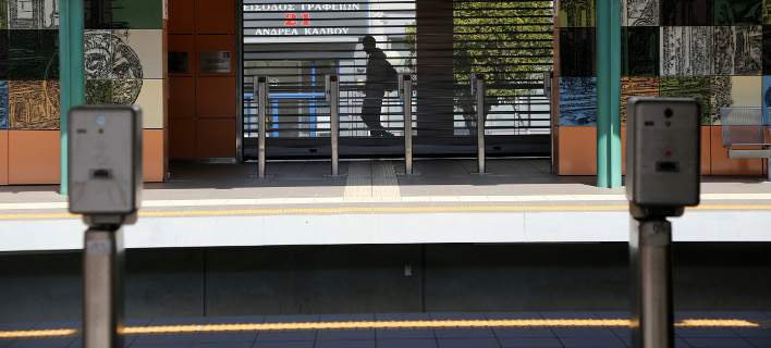 Κουκουλοφόροι τα έκαναν γυαλιά καρφιά στο σταθμό του ΗΣΑΠ στα Πετράλωνα