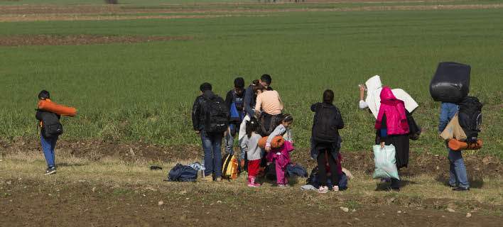 Γαλλικό Πρακτορείο: «Δεκάδες πρόσφυγες πέρασαν παράνομα από την Ελλάδα στα Σκόπια το Σάββατο»