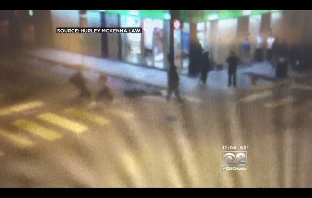 Σικάγο: Του επιτέθηκε άγρια συμμορία αλλά τον αποτελείωσε διερχόμενο ταξί (βίντεο)