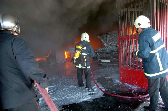 Ηράκλειο: Στάχτη έγινε φανοποιείο στο Ηράκλειο – Κάηκαν και αυτοκίνητα πελατών
