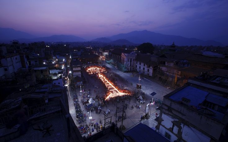 Εκδηλώσεις μνήμης για τον ένα χρόνο από το σεισμό στο Νεπάλ με τους 8.000 νεκρούς (φωτό)