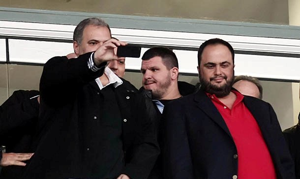 Ο Β.Μαρινάκης και τα μαντρόσκυλα της Μυκόνου…