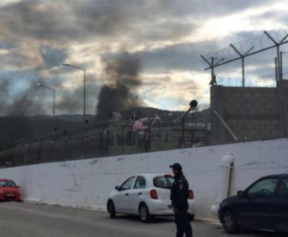 Λέσβος: Σοβαρά επεισόδια στο κέντρο αλλοδαπών της Μόριας – Πληροφορίες για τραυματίες και χρήση δακρυγόνων [φωτό, βίντεο] [upd]