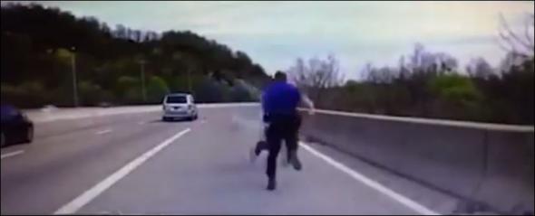 ΗΠΑ: Αστυνομικός σώζει άντρα από αυτοκτονία και γίνεται δημοφιλής [βίντεο]