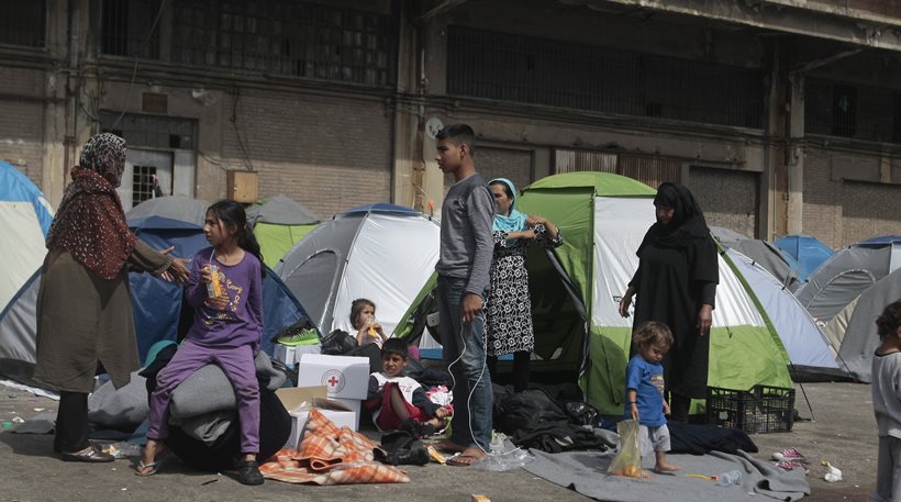 2.680 πρόσφυγες και μετανάστες παραμένουν στο λιμάνι του Πειραιά