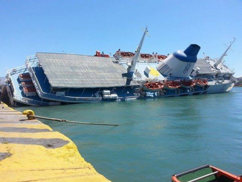 Δύτες και ρυμουλκά «παλεύουν» για να μη βυθιστεί το πλοίο «Παναγία Τήνου» στο λιμάνι του Πειραιά (upd 4) (φωτό,vid)