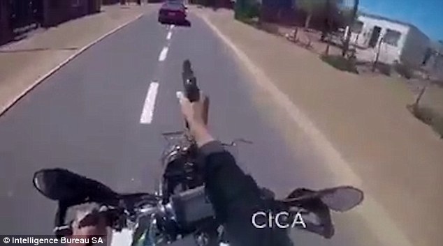 Καταδίωξη στη Ν.Αφρική – Μοτοσικλετιστής αστυνομικός πυροβολεί τον ύποπτο μέσα στους δρόμους (βίντεο)