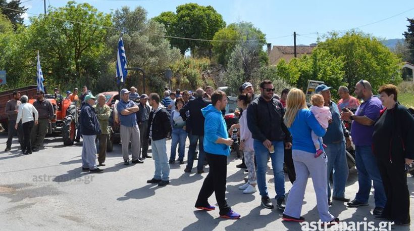 Χίος: «Μπλόκο» κατοίκων στον δρόμο προς το κέντρο διαμονής αλλοδαπών  (φωτό,vid)