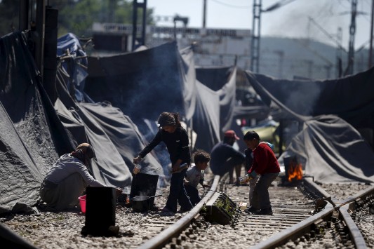 Ειδομένη: Μοίρασαν κόλυβα για τα “σαράντα” της κλειστής σιδηροδρομικής γραμμής – Αρνούνται να φύγουν οι αλλοδαποί