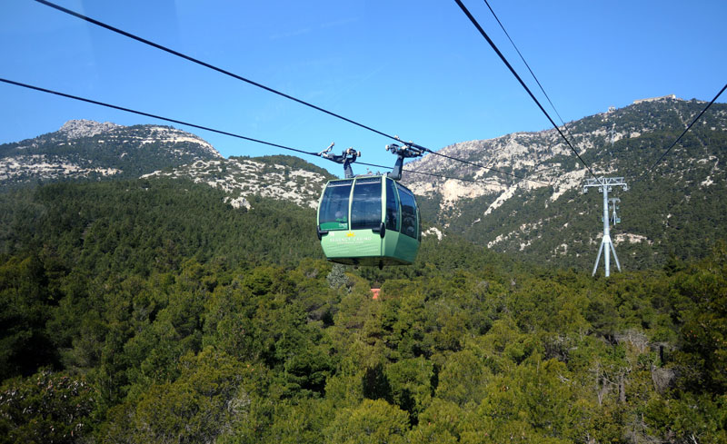 Σε εξέλιξη επιχείρηση απεγκλωβισμού ατόμου από χαράδρα στην Πάρνηθα