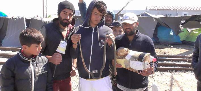 Πρόσφυγες σε ρόλο δημοσιογράφου στην Ειδομένη- Με μια κάλτσα για μικρόφωνο (βίντεο)