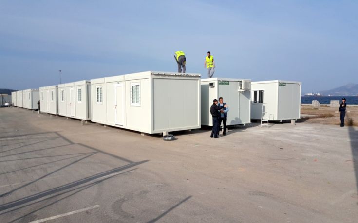 Στο Σκαραμαγκά σήμερα 300 πρόσφυγες και μετανάστες από τον Πειραιά