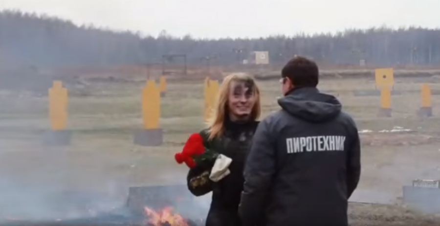 Εντυπωσιακό: Ρωσίδα στρατιώτης δοκιμάζει αλεξίσφαιρο κοστούμι με βόμβες να σκάνε δίπλα της (vid)