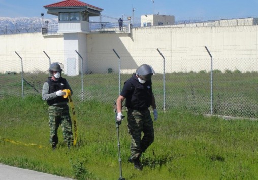 Τρίκαλα: Βρέθηκε χειροβομβίδα έξω από τις φυλακές – Η ελεγχόμενη έκρηξη και οι έρευνες
