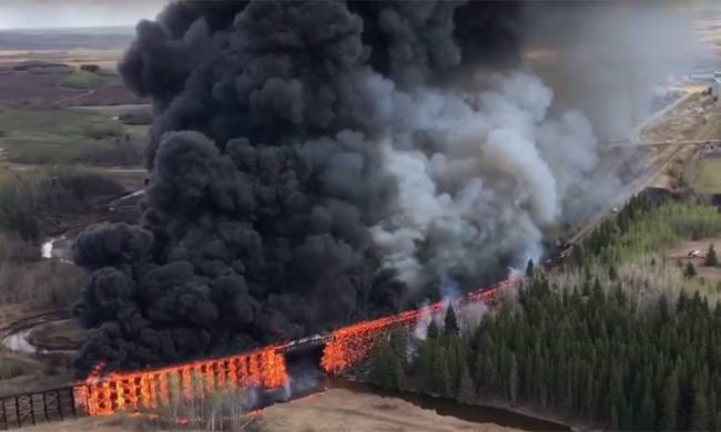 Παρανάλωμα του πυρός έγινε σιδηροδρομική γέφυρα στον Καναδά (vid)