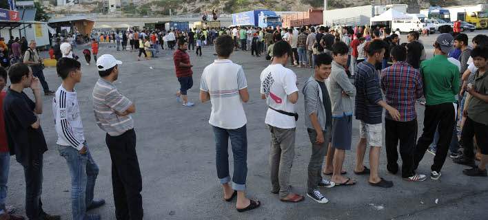 Ακόμη 162 πρόσφυγες και μετανάστες έφτασαν στα νησιά – Περισσότεροι από 2.000 παραμένουν στον Πειραιά [πίνακες]