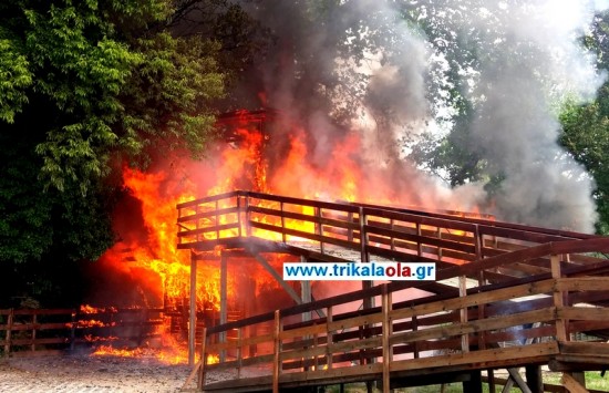 Τρίκαλα: Στις φλόγες το σπιτάκι του Αϊ Βασίλη από διπλή φωτιά στο Πάρκο Ματσόπουλου [φωτό, βίντεο]