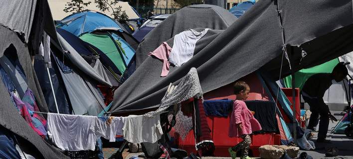 Το Πάσχα των προσφύγων στο λιμάνι του Πειραιά [φωτό]