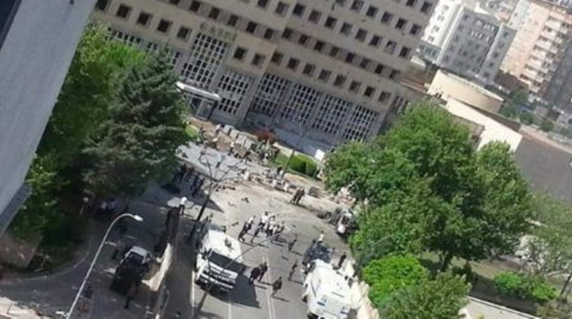 Έκρηξη κοντά σε αστυνομικό τμήμα στην Τουρκία- Πληροφορίες για έναν νεκρό αστυνομικό και πολλούς τραυματίες (φωτό & βίντεο) (upd)