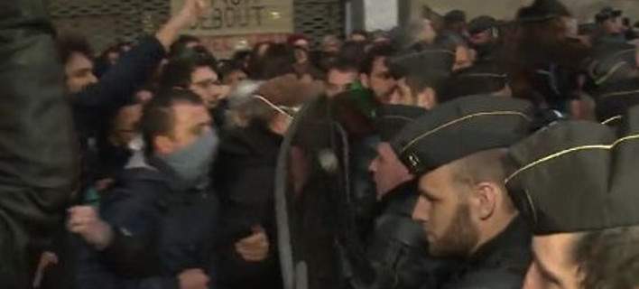 Παρίσι: Επεισοδιακή απομάκρυνση μεταναστών από σχολείο [φωτό]