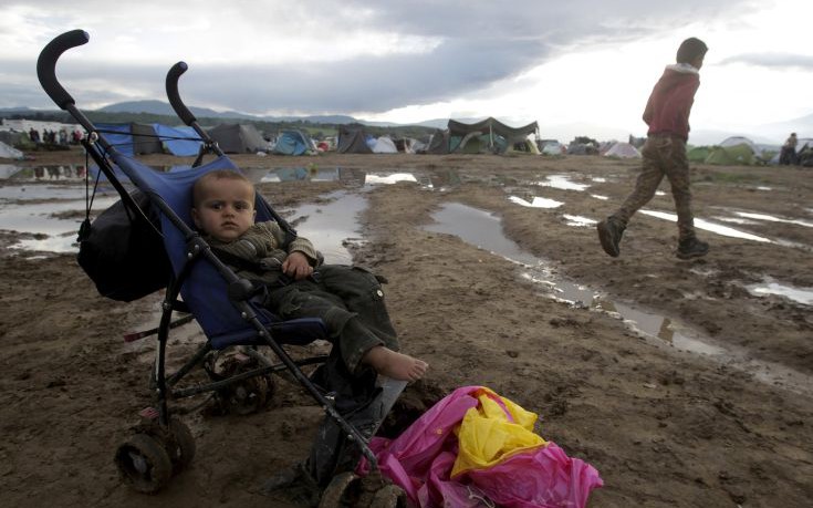 Πνίγηκε στις λάσπες ο καταυλισμός με τους 10.072 μετανάστες στην Ειδομένη (φωτό)