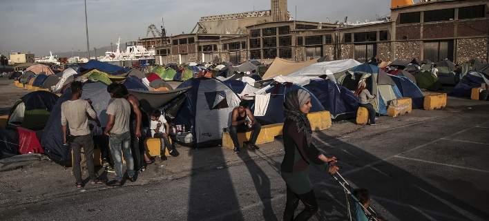 Πάνω από 2.000 οι πρόσφυγες και οι μετανάστες στο λιμάνι του Πειραιά