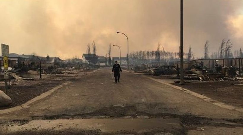 Βιβλική καταστροφή στον Καναδά: Πάνω από 1.600 σπίτια και αυτοκίνητα κάηκαν (φωτό)