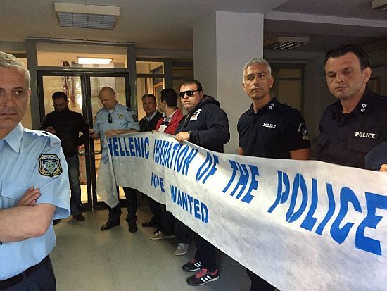 Αστυνομικοί εναντίον αστυνομικών στην Κουμουνδούρου [βίντεο]