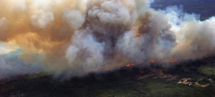Aνεξέλεγκτη η φωτιά στον Καναδά -Πλησιάζει πετρελαϊκή βιομηχανία
