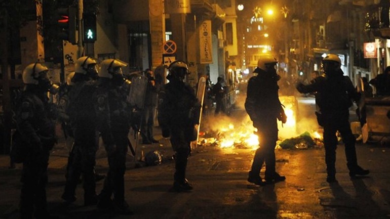 Συνεχίζονται τα επεισόδια αυτήν την ώρα στα Εξάρχεια- Κουκουλοφόροι πετούν μολότοφ (φωτό)