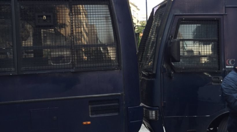 Εμπόδισαν με κλούβες τους διαδηλωτές δικηγόρους να φτάσουν στο Σύνταγμα