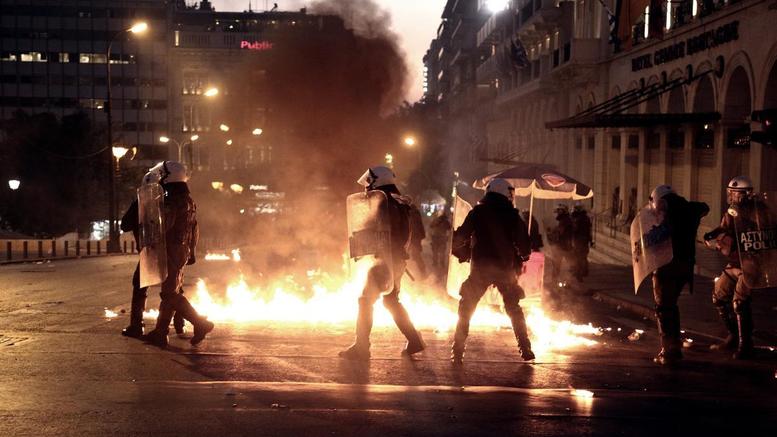 «Βροχή» από μολότοφ στο Σύνταγμα –  Με χειροβομβίδες κρότου  λάμψης και χημικά απάντησαν τα ΜΑΤ  [φωτό,βίντεο]