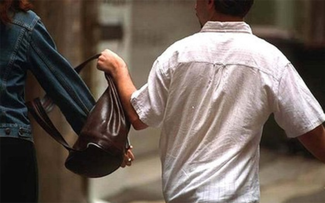 Ηράκλειο: Στα χέρια της Αστυνομίας τσαντάκιας