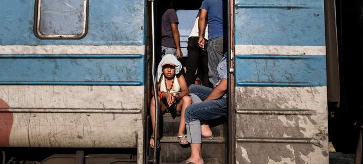 Guardian: «Τα παιδιά της Ειδομένης στο έλεος των διακινητών»