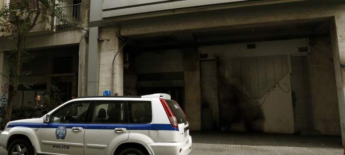 Επίθεση με βόμβες μολότοφ ενάντια στα ΜΑΤ στα γραφεία του ΠΑΣΟΚ