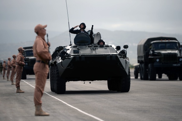 Οι Ρώσοι γιόρτασαν την Μέρα της Νίκης και στη Συρία με στρατιωτική παρέλαση στην βάση στο Hmeymim [βίντεο]