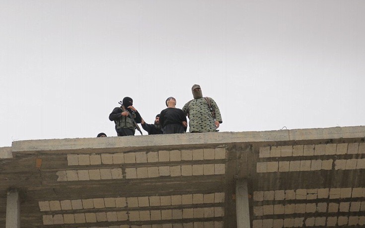 Το ISIS πετάει από ταράτσα κτηρίου άνδρα που κατηγορήθηκε για ομοφυλοφιλία (φωτό)