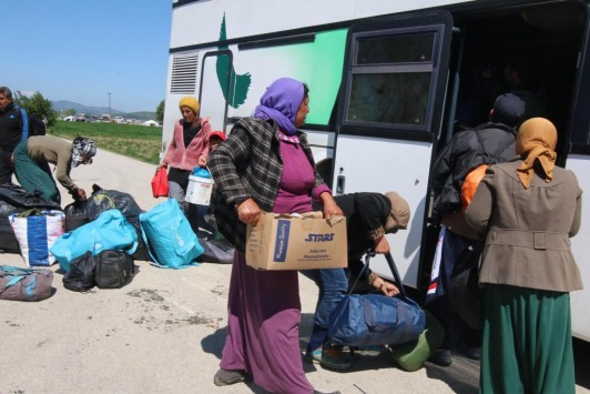 3 λεωφορεία με πρόσφυγες έφυγαν από τον Πειραιά για τις Θερμοπύλες