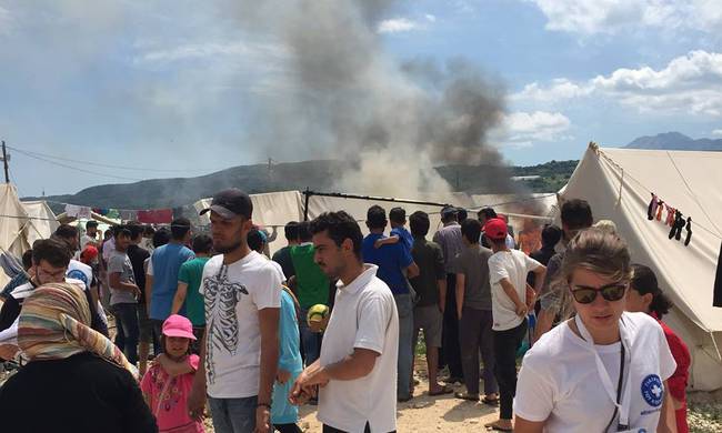 Ιωάννινα: Φωτιά στον προσφυγικό καταυλισμό στον Κατσικά (φωτό)
