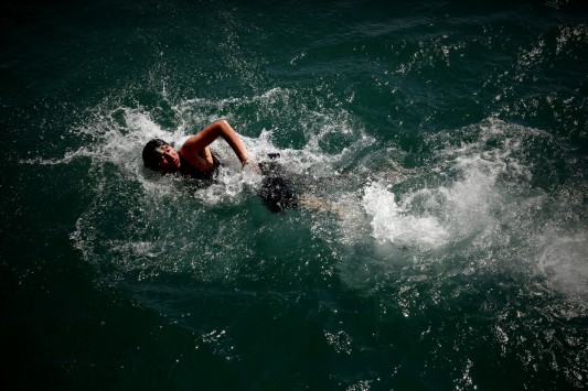 Αγανακτισμένοι οι πρόσφυγες και οι μετανάστες στη Χίο: Πέφτουν στη θάλασσα για να φύγουν κολυμπώντας από το νησί!
