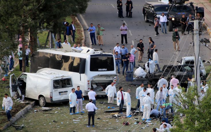 Έκρηξη παγιδευμένου αυτοκινήτου στο Ντιγιάρμπακιρ – Τρεις νεκροί και 45 τραυματίες