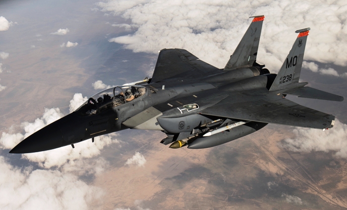 F-15E με GBU-31 για την ISIS ανεφοδιάζεται πάνω από το Ιράκ